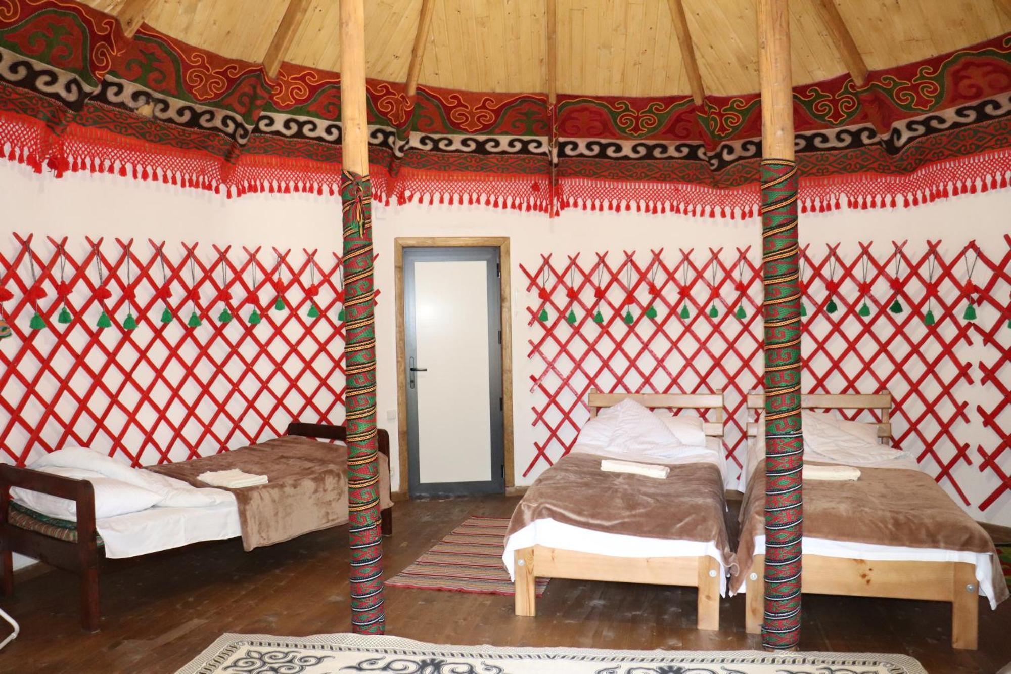 Happy Nomads Yurts & Hostel Karakol Εξωτερικό φωτογραφία